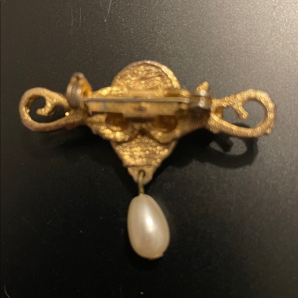 Vintage Victorian Goldtone Cameo Brooch with Pearls - Picture 2 of 3